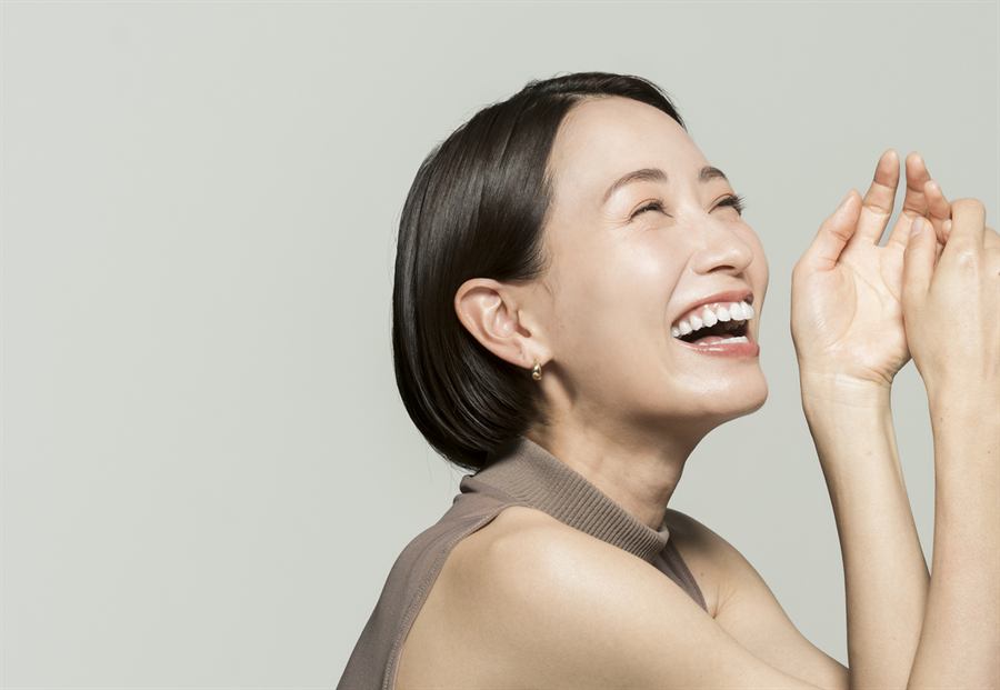 痛みから解放され笑顔の女性